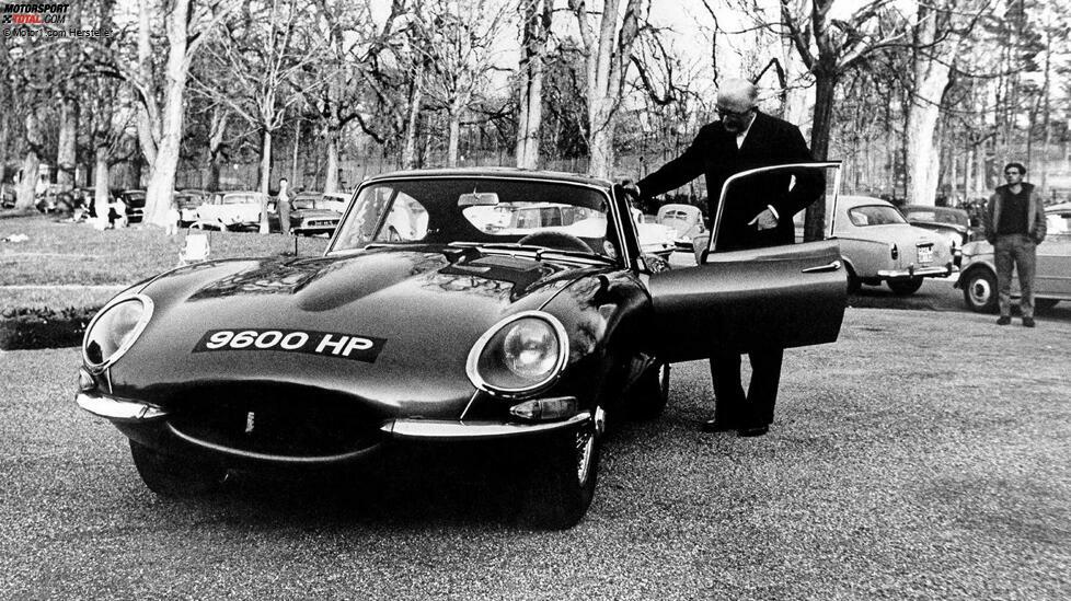 Vor 60 Jahren wurde in Genf eine automobile Legende geboren. Auf dem dortigen Autosalon sorgte der Jaguar E-Type für Aufsehen. Unter der langen Haube steckte zunächst ein 3,8-Liter-Sechszylinder mit knapp 270 PS Leistung. 
Das reichte, um in gut 7 Sekunden von null auf 100 km/h zu beschleunigen. Die Spitze von 241 km/h wirkte damals so wie heute Tempo 400. 
Unser Bild zeigt übrigens den damaligen Jaguar-Chef William Lyons 1961 in Genf. Speziell in den USA fand der im Verhältnis zu italienischen Sportwagen relativ günstige E-Type viele Freunde. Erst 1975 beendete Jaguar die Produktion.