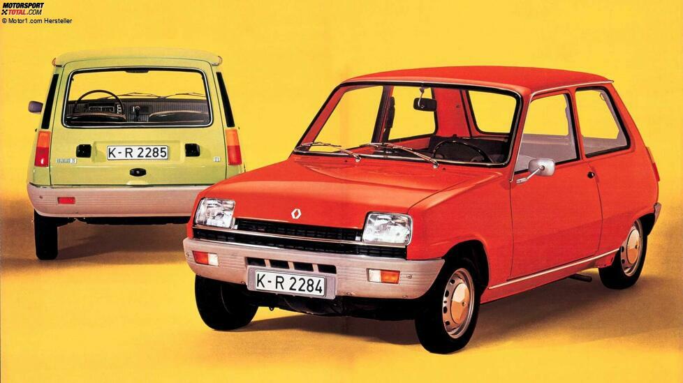 Im März 1972 kam der erste Renault 5 auf den Markt. Der 3,52 Meter lange Kleinwagen war mit selbsttragender Karosserie fortschrittlich konstruiert. Zum markanten Erkennungsmerkmal gerieten die großen Plastikstoßfänger. Damit startete der Renault 5 einen Trend, der uns bis heute begleitet.
Nicht minder futuristisch wirken die hochkant angeordneten Rück­leuchten des Renault 5. Sie dienen ebenfalls einem praktischen Zweck: Sie ermöglichen den Einbau der breiten, tief herunter­gezogenen Heckklappe und damit auch das bequeme Be- und Entladen des Kofferraums. Die große Klappe selbst war im Jahr 1972 trotz ihrer unbestrittenen Vorzüge ebenfalls noch immer eine Ausnahmeerscheinung in der von konventionellen Stufenheck­limousinen geprägten Autowelt.