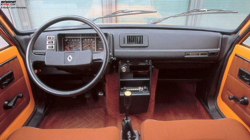 Drehzahlmesser mit Knüppelschaltung verraten das erste sportliche Modell des R5, den bereits erwähnten TS von 1975. 
In Deutschland wird die ursprünglich für Frühjahr 1973 vorgesehene Markteinführung des Renault 5 auf Herbst 1972 vorverlegt. Die in der Bewertung ausländischer Fahrzeuge traditionell zurückhaltende Presse feiert dort den Renault 5 als 