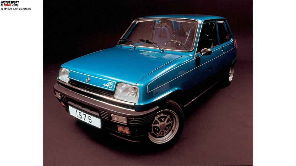Ab 1975 durfte der Renault 5 auch sein athletisches Potenzial bei normalen Kunden unter Beweis stellen. In diesem Jahr debütierte der Renault 5 Alpine mit 68 kW (93 PS) und 173 km/h Spitze.
Für die Kraftübertragung an die Vorderräder sorgte eine 5-Gang-Schaltbox. Motor- und Getriebekomponenten kamen preiswert aus dem Regal. Sie stammten von den größeren Renault-Modellen R 12 und R 16.
Damit war aber noch nicht Schluss in Sachen Leistungssteigerung. Der französische Hersteller, der 1977 die Turboaufladung in der Formel 1 eingeführt hatte, setzte in den 1980er-Jahren auch in der Serie verstärkt auf die künstliche Beatmung. Als eines der ersten Modelle profitierte der Renault 5 Alpine hiervon, der 1981 auf den Namen Renault 5 Alpine Turbo umgetauft wurde. Dank Turbolader kletterte seine Leistung auf 79 kW (108 PS) und die Höchstgeschwindigkeit auf 191 km/h. Nicht weniger beeindruckend waren die 9,1 Sekunden für den Spurt von 0 auf 100 km/h.