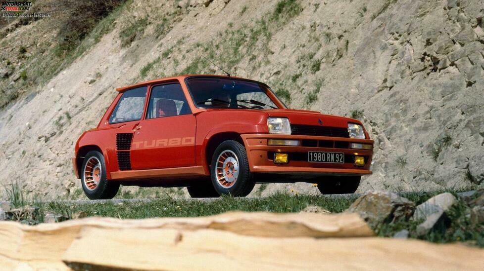 Der krasseste und heite mit Abstand teuerste Renault 5 ist der radikal konzipierte Renault 5 Turbo, der 1980 in die Schauräume der Händler rollt und mit der erfolgreichen Baureihe nicht mehr viel gemein hat.
Den 118 kW (160 PS) starken 1,4-Liter-Turbomotor mit Ladeluftkühler trägt der um 20,2 Zentimeter verbreiterte 
