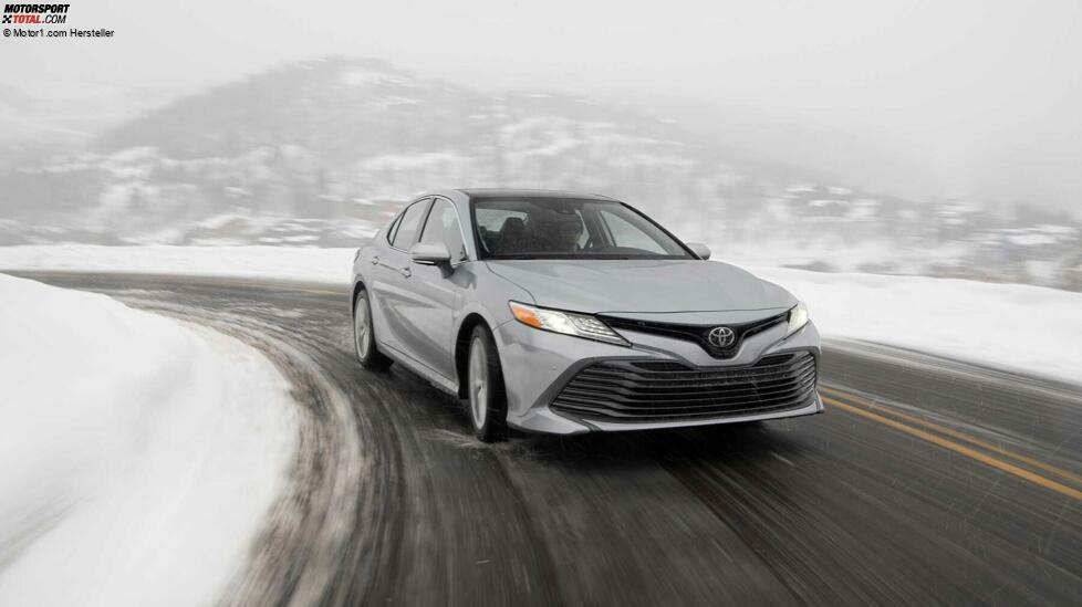 Hierzulande spielt der Toyota Camry eher eine Nebenrolle, doch woanders auf der Welt ist die Limousine eine echte Institution. Vor allem in den USA ist der Camry seit Jahrzehnten ein Bestseller. Global gingen die Verkäufe im Jahr 2020 um 13,2 Prozent zurück, weshalb der Camry in den Top 10 eine Position verloren hat.