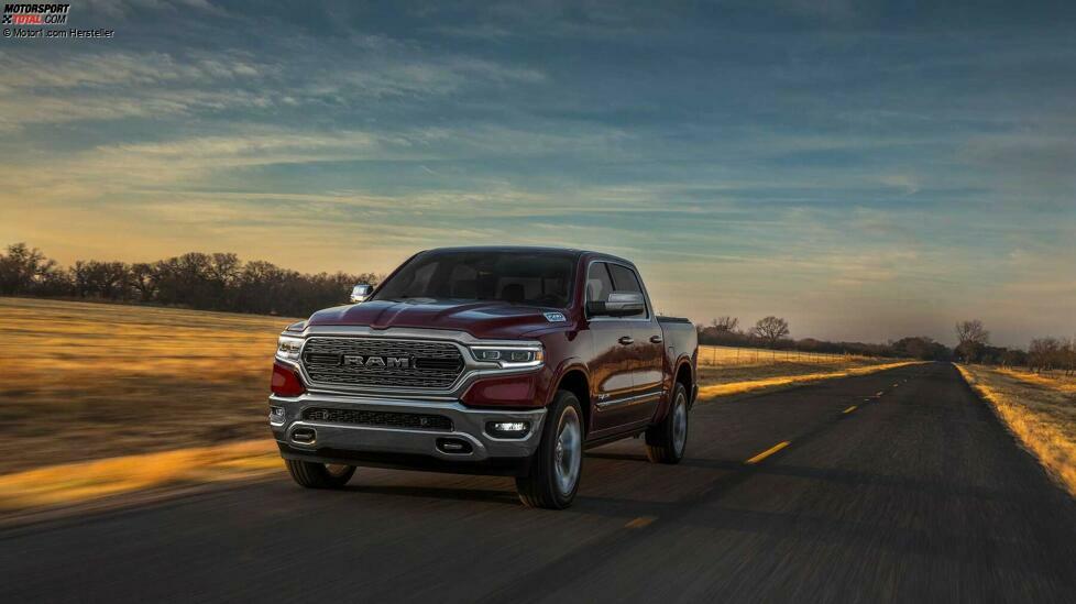 Als der Rivale schlechthin der Ford F-Serie betrachtet, ist RAM seit 2009, als sich diese Pick-up-Familie von Dodge abspaltete, zu einer eigenen Marke geworden.
Den Rekord für die adrenalingetränkten Versionen hält derzeit der erst 2020 eingeführte Rebel TRX mit über 700 PS, was aber nicht ausreichte, um die Verkäufe zu beleben: nach 731.895 Einheiten (+11 Prozent) im Jahr 2019 gingen die Zulassungen im vergangenen Jahr um gut 100.000 Einheiten zurück, womit der Bestseller der FCA-Gruppe (heute Stellantis) zwar global die siebte Position hält, aber vom Rivalen Chevrolet Silverado überholt wurde.