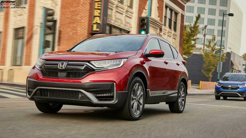Der Honda CR-V ist keine Überraschung, wenn man bedenkt, dass er mehrere Jahre lang der meistverkaufte SUV überhaupt war.
Natürlich hat sich der plötzliche Verzicht auf die Diesel-Motoren bei der letzten Generation in vielen Märkten nicht positiv auf das Volumen ausgewirkt (und in der Tat sehen wir auch bei uns viel weniger als in der Vergangenheit). Aber die globale Wertschätzung bleibt trotz des Rückgangs der Verkäufe um minus 13,2 Prozent zwischen 2019 und 2020 hoch. Genug, um den Civic um etwa 7.000 Einheiten zu überholen (dessen Verkäufe um einen größeren Prozentsatz zurückgingen) und den CR-V auf den vierten Platz zu hieven.