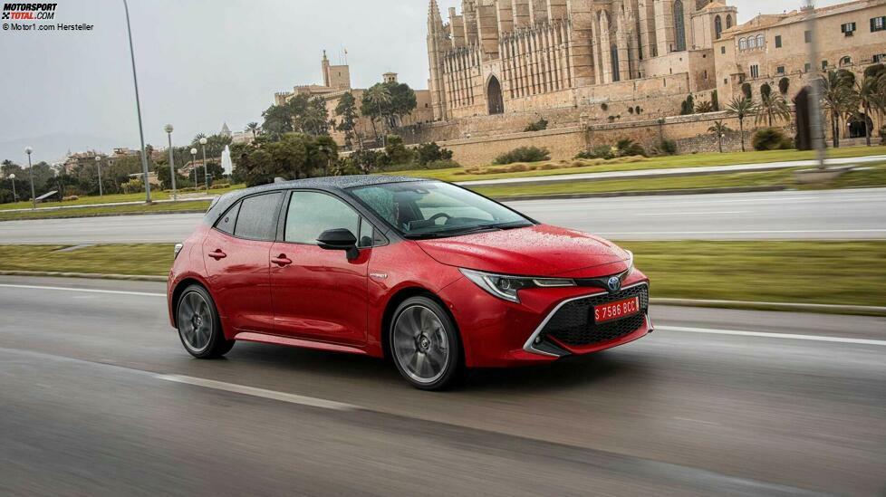 Sorry VW, aber der globale Golf heißt Corolla: Seit mehreren Jahren hält der kompakte Toyota die Weltmeister-Krone. Mit über 1.130.000 Einheiten im Jahr 2020 sorgte er für die einzige 7-stellige Absatzzahl. Damit scheint der Toyota Corolla für die Konkurrenz unerreichbarer denn je, trotz eines Rückgangs von fast 9 Prozent gegenüber 2019.