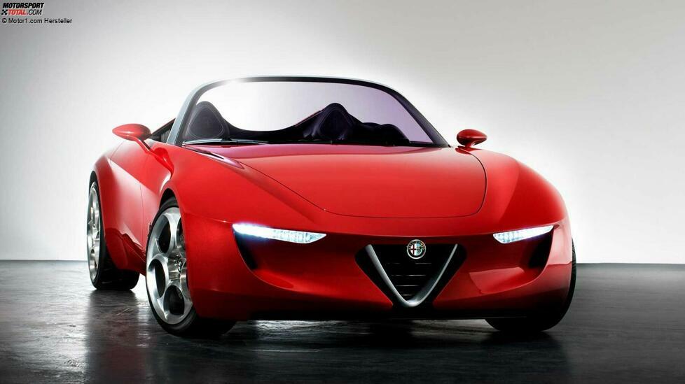 Wenn es etwas gibt, das Alfa Romeo bis zum Auslaufen der letzten Spider-Produktion im Jahr 2010 nie fehlte, dann war es ein zweisitziges offenes Auto.
Als Pininfarina auf dem Genfer Automobilsalon desselben Jahres das Konzept 2uettottanta vorstellte, das anlässlich des 80-jährigen Bestehens des Stilzentrums und des 100-jährigen Firmenjubiläums geschaffen wurde, hofften viele, dass neben der Kontinuität auch die Tradition der seit 1962 produzierten historischen Duetto-Fahrzeuge gerettet werden würde.
Tatsächlich war in diesem Concept Car der 1750er-Turbomotor in Längsrichtung montiert, dazu kam die Hoffnung auf eine Rückkehr zum Heckantrieb.
Stattdessen gab es nach jenem schicksalhaften Jahr 2010, in dem der Spider 