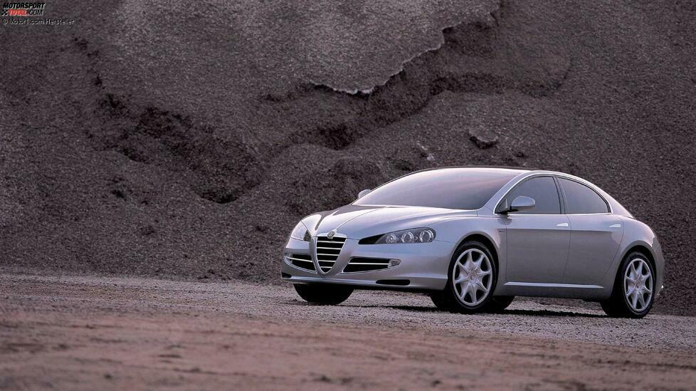 So hätte 2004 ein neues Flaggschiff von Alfa Romeo aussehen können: Damals wurde die elegante und futuristische Oberklasselimousine namens Visconti, die von Italdesign in Zusammenarbeit mit Alfa Romeo entworfen wurde, auf dem Genfer Automobilsalon vorgestellt.
Der Alfa 166 war zu diesem Zeitpunkt am Ende seiner Karriere (er sollte drei Jahre später aus der Produktion gehen) und die Idee, ihn durch ein Modell mit noch höherer Abstammung zu ersetzen, das an den Glanz der 