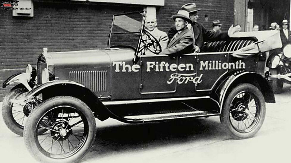 Es soll Zeiten gegeben haben, in denen Autos von Ford fast 90 Prozent des weltweiten Bestands ausmachten. 1908 hatte man das Ford Model T vorgestellt, welches ab den 1910er-Jahren durch Fließband-Produktion zum Millionenseller wurde. 
Natürlich hatte Ford auch Glück, weil der Erste Weltkrieg die Produktion kaum beeinträchtigte. Aber durch Standardisierung (einzige Farbe war lange Zeit Schwarz) wurde das Model T immer günstiger und in den USA zum Volkswagen.
Bis 1927 liefen rund 16,5 Exemplare vom Band, allerdings war da das Model T schon veraltet. Zudem behinderte die Monokultur lange den Start eines Nachfolgers. Auf dem Foto sehen wir Henry Ford und seinen Sohn im 15-millionsten Model T.