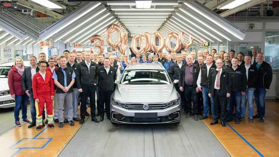 Noch ein Bandablauf bei VW, aber eine weit höhere Zahl und ein quicklebendiger Jubilar: Bis zum Facelift der achten Generation im Jahr 2019 liefen 30 Millionen VW Passat vom Band. Die meisten davon im deutschen Emden, es gibt aber auch einen US-Passat, der mit dem Europa-Modell nicht viel zu tun hat.
Seit 1973 wird der Passat unter diesem Namen gebaut, die neunte Generation wird wohl nicht vor 2023 erscheinen.