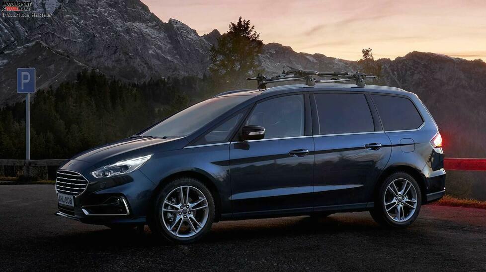 Analog zum eng verwandten Ford S-Max bekommt auch der noch geräumigere Galaxy den Hybridantrieb. Also 2,5 Liter Hubraum, 200 PS und CVT-Automatik. In exakt 10 Sekunden beschleunigt der Galaxy Hybrid auf Tempo 100.
Interessant ist sein enormes Kofferraumvolumen: bis zu 2.339 Liter. Serienmäßig sind übrigens sieben Sitze an Bord.