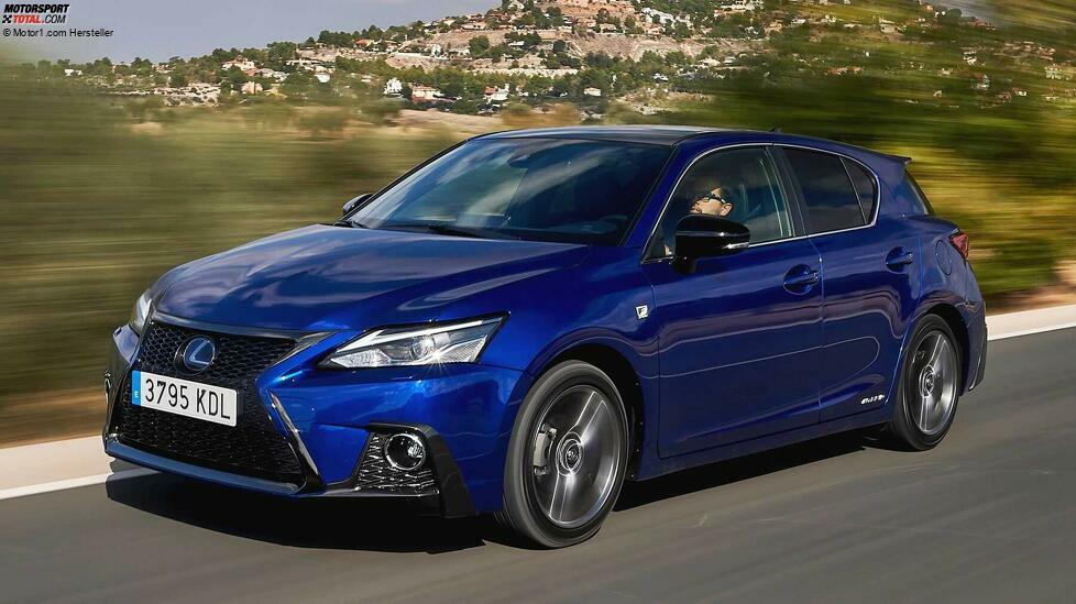 Der Methusalem in unserer Hybrid-Übersicht ist der Lexus CT 200h. Er ist seit 2011 auf dem Markt. 
Sehen wir uns den Antrieb des 4,36 Meter langen Kompaktwagen an: Ein 1,8-Liter-Benziner mit 99 PS plus ein E-Motor mit 82 PS Leistung. Zusammen ergibt das eine Systemleistung von 136 PS. In 10,3 Sekunden beschleunigt der CT 200h auf 100 km/h, maximal sind 180 km/h drin. Offizieller Verbrauch: 4,4 Liter.