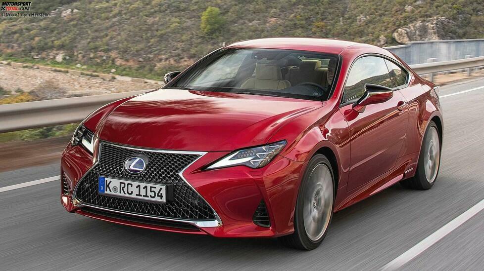 Der schicke Lexus RC 300h ist genauso stark wie der IS 300h: 164 kW gleich 223 PS Systemleistung. 8,6 Sekunden auf 100 km/h und 190 km/h Spitze.  Offizieller Verbrauch: 5,0 Liter.
Als RC F ist er übrigens einer der wenigen Lexusse ohne Hybrid. Hier tobt ein 5,0-Liter-V8. 