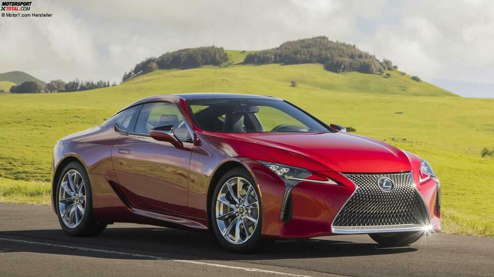 Der Lexus LC 500h ist gewissermaßen die Coupé-Variante des LS. So verwundert es einen auch nicht, dass hier die gleiche Hybridtechnik zum Einsatz kommt.
Ein großer V6 also und eine Systemleistung von 359 PS. Exakt 5,0 Sekunden benötigt der LC 500h auf 100 km/h, maximal schafft er 250 km/h. Offizieller Verbrauch: 6,7 Liter. 