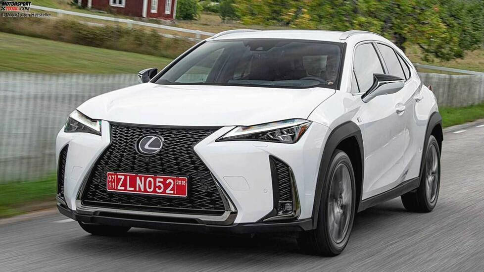 Den Lexus UX gibt es als normalen Benziner, mit Hybrid oder als reines Elektroauto. Steht UX 250h am Heck, beträgt die Systemleistung 135 kW gleich 184 PS. Allrad ist optional, 8,7 Sekunden braucht der UX dann auf 100 km/h. Höchstgeschwindigkeit: 177 km/h. Offizieller Verbrauch: 4,3 Liter Super.