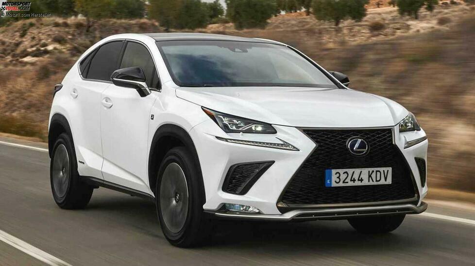 Die enorm hohe Dichte von Hybridfahrzeugen bei Lexus erklärt sich mit dem US-Markt. Dort ist die Marke weit populärer als in Europa, zugleich spielt in den USA der Diesel im Pkw keine Rolle.
Im NX kommt der Hybridantrieb vom IS und RC zum Einsatz: 2,5 Liter Hubraum, 197 PS Systemleistung. 9,2 Sekunden braucht er auf 100 km/h, optional gibt es Allrad. Spitze: 180 km/h. Offizieller Verbrauch: 6,0 Liter. 