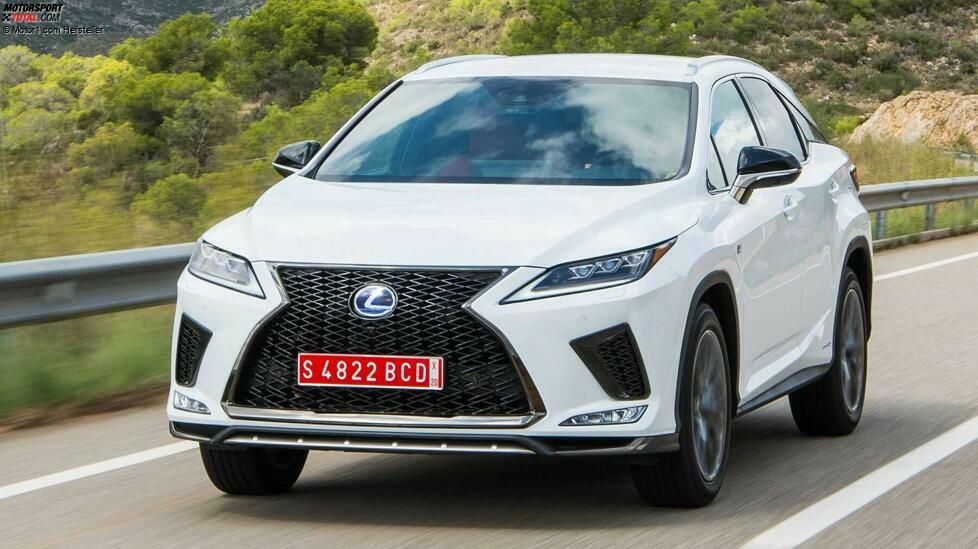 Eine Besonderheit des 4,90 Meter langen Lexus RX: Als Hybrid gibt es ihn auch als 10 Zentimeter längeren RX 450hL. Ein elektrischer Allradantrieb ist immer dabei.
Die technischen Eckdaten. Benziner mit 3,5 Liter Hubraum, 230 kW gleich 313 PS Systemleistung, 7,7 Sekunden auf 100 km/h und 200 km/h maximal (180 in der Langversion). Offizieller Verbrauch: 6,0 Liter.