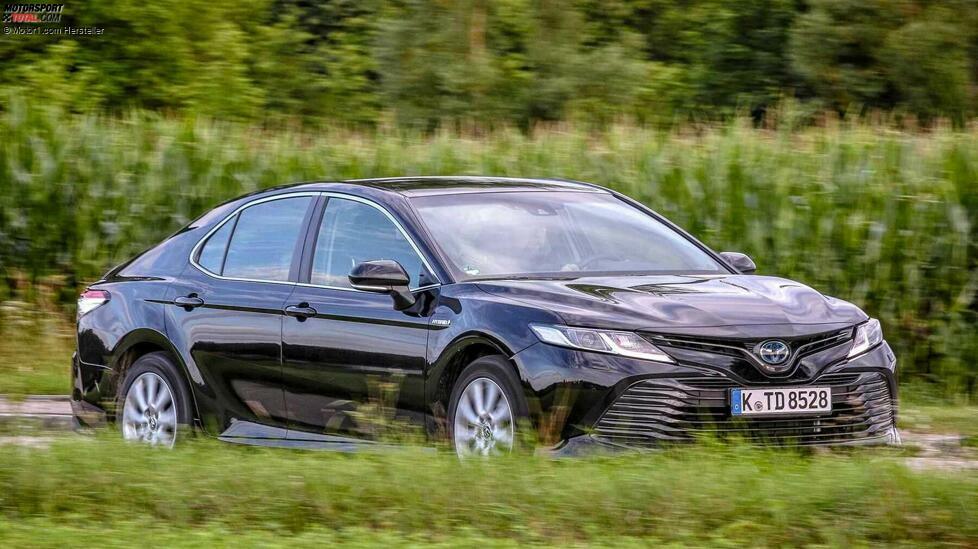 In den USA ist der 4,90 Meter lange Toyota Camry ein absoluter Bestseller, in Europa spielt die Limousine nur eine Nebenrolle.
Einziger Antrieb ist ein 2,5-Liter-Hybrid mit 218 PS Systemleistung. Der Elektromotor steuert 202 Newtonmeter Drehmoment bei. 8,3 Sekunden benötigt der Camry auf 100 km/h, bei 180 ist Schluss. Offizieller Verbrauch: 4,4 Liter.