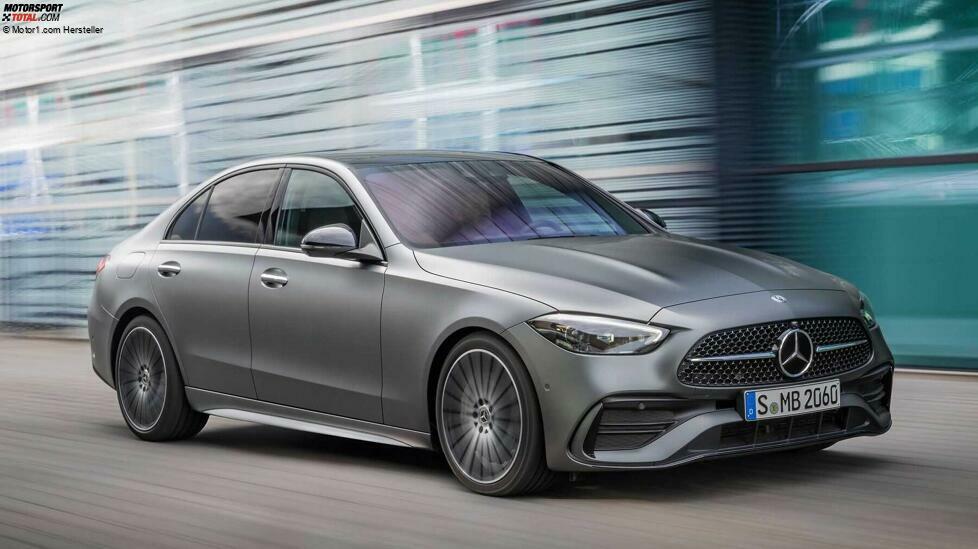 Dieses Auto ist unsere Vergleichsgrundlage: Die neue Mercedes C-Klasse der Baureihe 206 als Limousine. Sie ist 4,75 Meter lang.
Motoren: 170 bis 258 PS (plus 20 PS durch Mildhybrid) bei den Benzinern, 200 und 265 PS bei den Diesel, dazu kommen demnächst noch Plug-in-Hybride und besonders starke AMG-Varianten. Es bleibt aber stets bei Vierzylinder-Aggregaten.