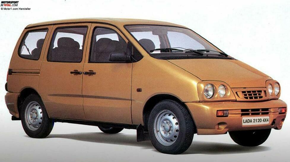1984 präsentierten die Franzosen von Renault den Espace, den viele bis heute für das erste in Serie produzierte Großserienauto der Welt halten (obwohl das nicht ganz stimmt) und der Vater aller Minivans ist. Kein Wunder: Unter dem Einfluss dieser schnell wachsenden Mode haben viele Autohersteller weltweit etwas Ähnliches erfunden. Die Jungs aus Togliatti bildeten da keine Ausnahme.
Der VAZ-2129, aus dem später der VAZ-2131 erwuchs, war ursprünglich nicht für die Produktion geplant. Niva-Prototypen mit gestrecktem, bis zu 2700 Millimeter messendem Radstand wurden gebaut, um das Konzept des Vans VAZ-2120 