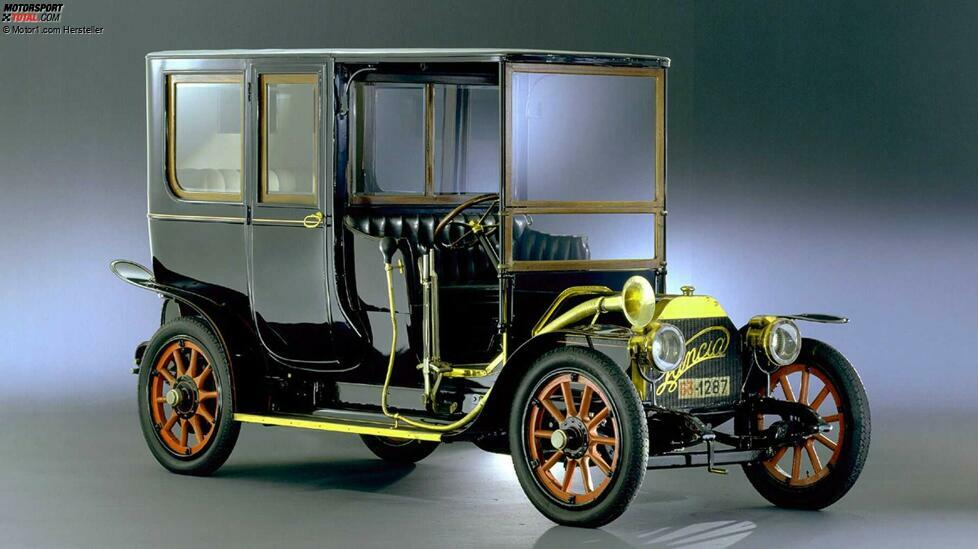 Am 29. November 1906 wurde das Unternehmen Lancia von Vincenzo Lancia und seinem Freund, dem ehemaligen Fiat-Versuchsfahrer Claudio Fogolin gegründet. Lancia gehört somit zu den ältesten Automobilherstellern.
Carlo Biscaretti di Ruffia gestaltete 1911 das erste Lancia-Logo. Es zeigt ein Volant und eine Lanze, da der Name Lancia auf Italienisch Lanze bedeutet. Die Nomenklatur der Modelle folgte dem griechischen Alphabet. 
Wenig verwunderlich hieß das erste Automobil der Marke also 