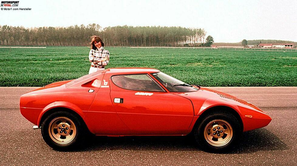 Ist der keil! Wohl kein anderer Lancia sorgte derart für Aufsehen wie der ungewöhnliche Stratos HF. Ein erster seriennaher Prototyp wurde in Zusammenarbeit mit Bertone schon 1971 gezeigt. 
Ab 1973 begann die Fertigung der 