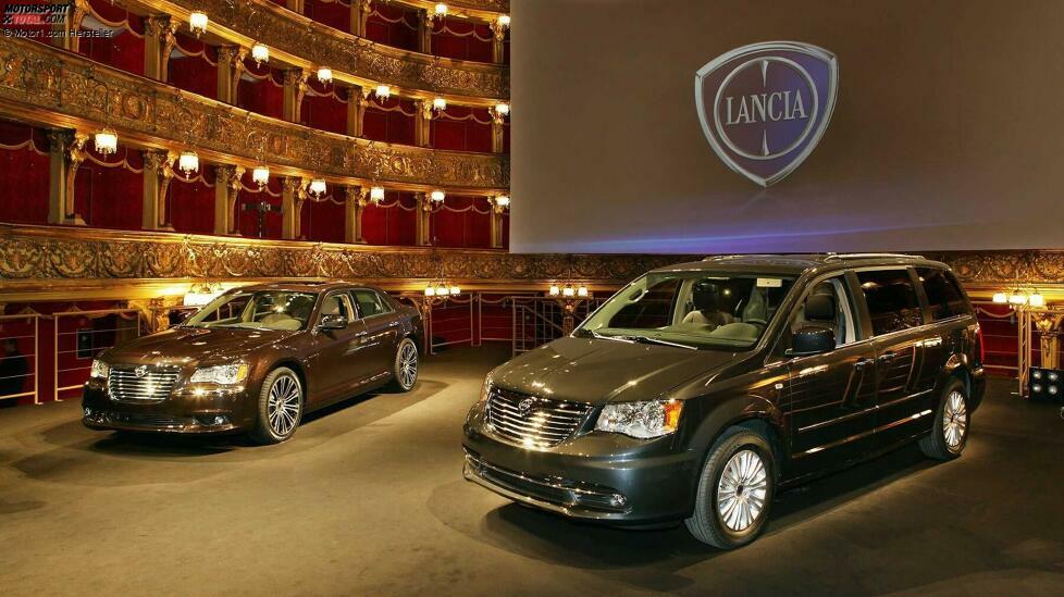 Wir wollen Ihnen diesen Anblick nicht ersparen: 2011 hielt es die Führung des FCA-Konzerns für eine gute Idee, die Chrysler-Modelle 300 und Voyager als Lancia nach Europa zu bringen.
Aus Kostengründen war der Plan womöglich nicht einmal so schlecht, zumal es einen 3,0-Liter-Diesel im Angebot war. Aber außer dem 300 den neuen alten Namen Lancia Thema zu verpassen, bekamen die US-Autos optisch nur einen anderen Grill.
Das konnte nicht gutgehen: Mit nur 462 Neuzulassungen des Thema in Deutschland in vier Jahren war die Amerikanisierung von Lancia ein weiterer Sargnagel für die Marke.