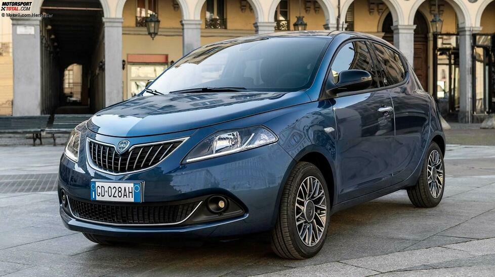 Lancia ist zum Glück nicht totzukriegen und lebt in Italien noch immer munter weiter. Sie kennen bestimmt die Geschichte: Der Lancia Ypsilon als einzig verbliebenes Modell der Marke verkaufte sich 2019 nur in Italien häufiger als alle Alfa Romeo in Westeuropa.
Zehn Jahre nach seiner Premiere bekam der Ypsilon nun ein größeres Facelift verpasst. Wie das Branchenmagazin Automotive News zudem berichtet, werden die drei Premium-Marken innerhalb der Stellantis-Struktur - DS, Lancia und Alfa Romeo - zusammenarbeiten, um gemeinsam eine Generation von Autos zu entwickeln, die im Jahr 2024 auf den Markt kommen soll.
Wir dürfen also gespannt sein, wie die Zukunft von Lancia genau aussehen wird.