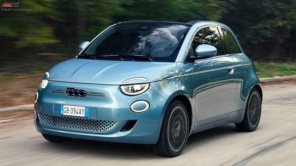 2020 brachte Fiat den 500 als Elektroauto auf den Markt. Selbstbewusst spricht man von einem neuen 500, der kaum etwas mit dem parallel angebotenen Verbrenner-Modell zu tun hat.
Kurioserweise hat Fiat so gleich zwei Retro-Autos im Programm, die beide den legendären 