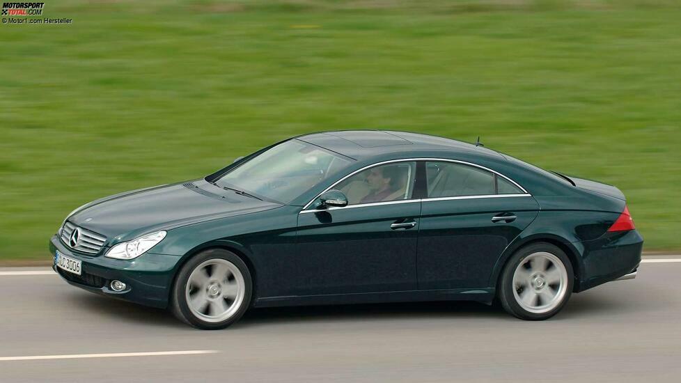 Typisch für den Mercedes CLS ist bis heute die lang gezogene und flache Fensterlinie. Bedenkt man, dass der Entwurf inzwischen schon 17 Jahre alt ist, wirkt er durchaus zeitlos. Vielleicht haben wir uns aber auch nur inzwischen an solche Formen gewöhnt.
Technisch basierte der erste CLS auf der E-Klasse der Baureihe 211, war aber höher positioniert. Das zeigen auch die Motoren: Sie reichen vom CLS 280 mit 231 PS bis zum CLS 500 mit bis zu 388 PS. Der V6-Diesel kam auf 224 PS. 