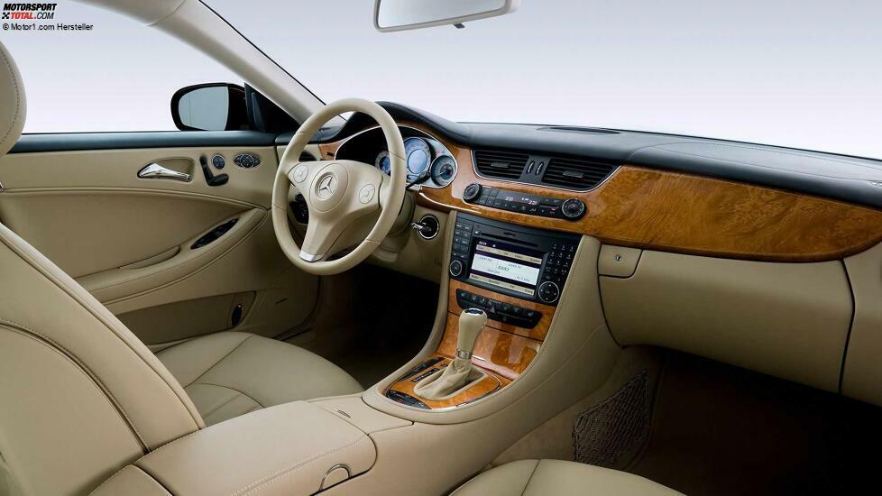 Ein typisches Merkmal des CLS, was sich bis heute fortsetzt, ist viel Holz im Innenraum. Bei der ersten Generation tapezierte Mercedes das CLS-Cockpit förmlich mit Holz, um von der bürgerlichen E-Klasse-Basis abzulenken. Gleichzeitig legte man Wert auf eine sehr gute Verarbeitung.