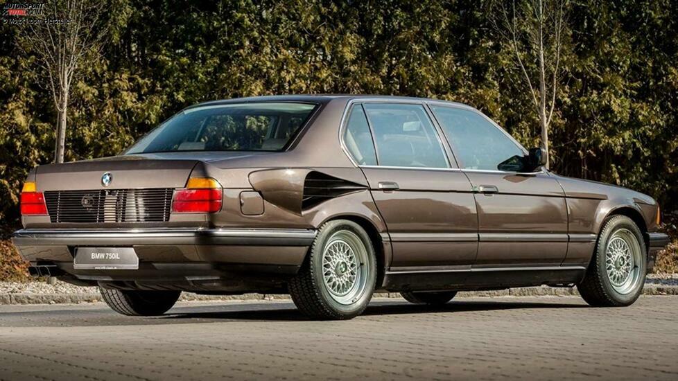 Ende der 1980er-Jahre plante Mercedes einen V16 für die neue S-Klasse. Das wollte BMW nicht tatenlos hinnehmen. Drei Ingenieure nahmen sich des Projekts an und montierten einen V16-Motor unter die Haube des 7ers.
Der 