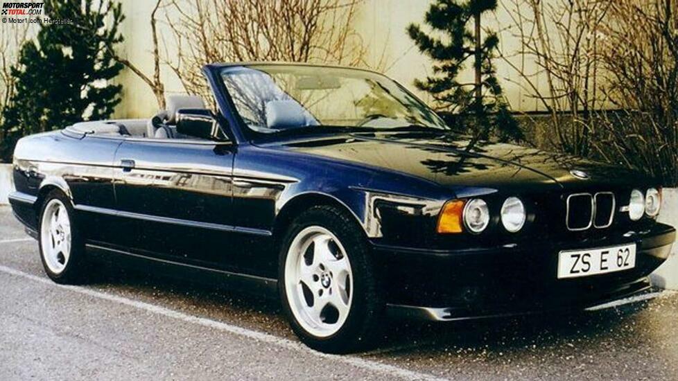 Wir befinden uns an der Schwelle zu den 1990er-Jahren und der Genfer Automobilsalon steht vor der Tür. Zu diesem Anlass hatte BMW eine Überraschung für das Publikum vorbereitet: ein M5 Cabrio auf Basis des E34.
Alles war bereit, nur ein paar Tage vor der Eröffnung der Messe beschlossen die Verantwortlichen des Unternehmens, das M5 Cabriolet zurückzuziehen und in den Keller zu stellen. Der Grund war, dass das 5er Cabriolet (E34) dem 3er Cabriolet (E30 und E36) zu schaden drohte. Mercedes war der lachende Nutznießer und präsentierte auf der IAA 1991 das Cabriolet der Baureihe 124.