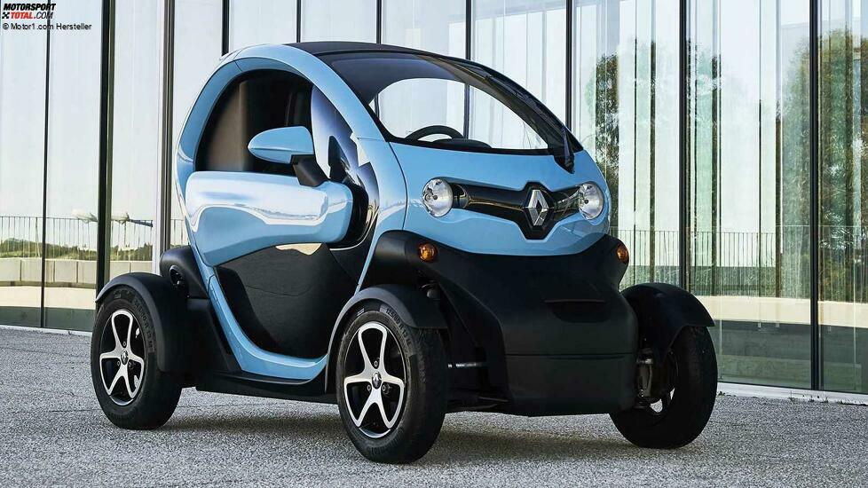 Seit 2011 ist der minimalistische Renault Twizy auf dem Markt. Offiziell gilt er nicht als Auto, sondern als Leichtfahrzeug der Klasse L7e. Seitenscheiben fehlen, der Twizy empfiehlt sich auch eher als Fahrzeug für eine Person.
Nur 6,1 kWh Energie passen in den Akku des 2,34 Meter kurzen Winzlings. Die Topversion des Twizy ist 17 PS stark und erreicht maximal 80 km/h. Reichweite? Zwischen 80 und 100 km.