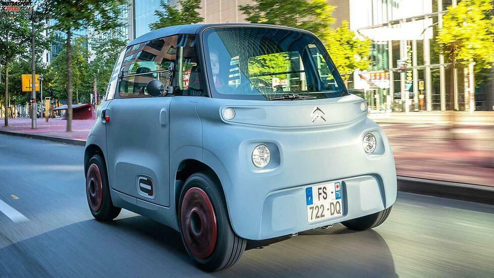 Das wohl extremste elektrische Stadtauto ist dieser Würfel: der Mit nur 2,41 Meter ist der Citroën Ami etwa 30 Zentimeter kürzer als der Smart Fortwo.
Der Kleinstwagen besitzt einen reinen Elektroantrieb und kommt mit seinem 5,5-kWh-Akku nur etwa 70 Kilometer weit. Vorteil des winzigen Akkus: Wenn er leer ist, lässt er sich sogar an einer normalen Haushaltssteckdose in nur drei Stunden wieder vollladen.
Auch die Leistung ist nicht gerade berauschend: Der E-Motor bietet gerade mal 8 PS. Damit erreicht der 485 Kilo leichte Winzling eine Höchstgeschwindigkeit von 45 km/h.