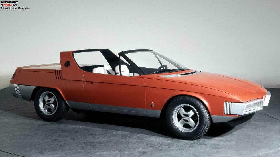 Wir können den Eagle als Weiterentwicklung des vorherigen Alfetta Spider-Konzepts betrachten, das jedoch auf der Alfetta GT basierte und dessen Stil von den Sport-Rennwagen inspiriert war.
Wie der Name durchblicken lässt, war der Eagle mit Blick auf den für den Alfa Spider wichtigen US-Markt konzipiert. Das erklärt den wuchtigen Überrollbügel, da 1975 die US-Sicherheitsvorschriften vielen 