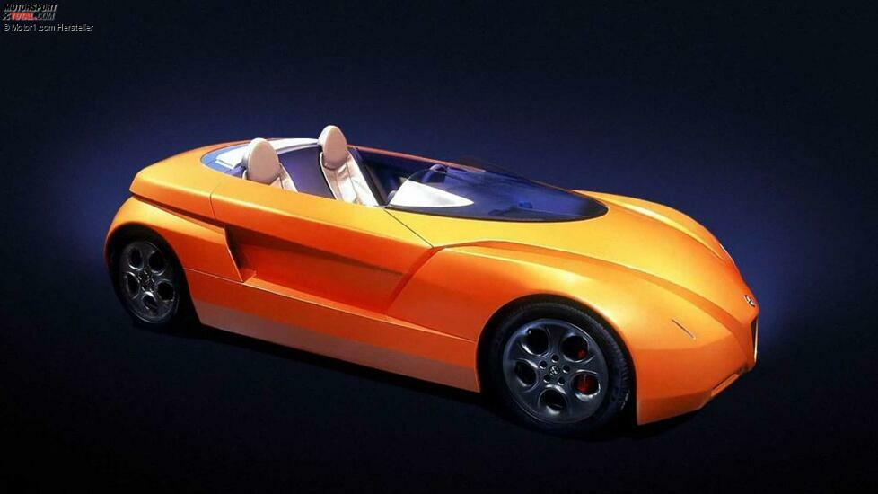 Der Centauri trägt die Handschrift des Centro Stile Alfa Romeo, ist aber das Werk einer Gruppe junger Designer, die in der Design-Entwicklungsabteilung des Fiat-Konzerns arbeiteten.
Er experimentierte eher mit der Form als mit der Substanz, aber wie der Vola basiert er auf dem 1996er Spider mit seinem 3.0 V6-Motor.