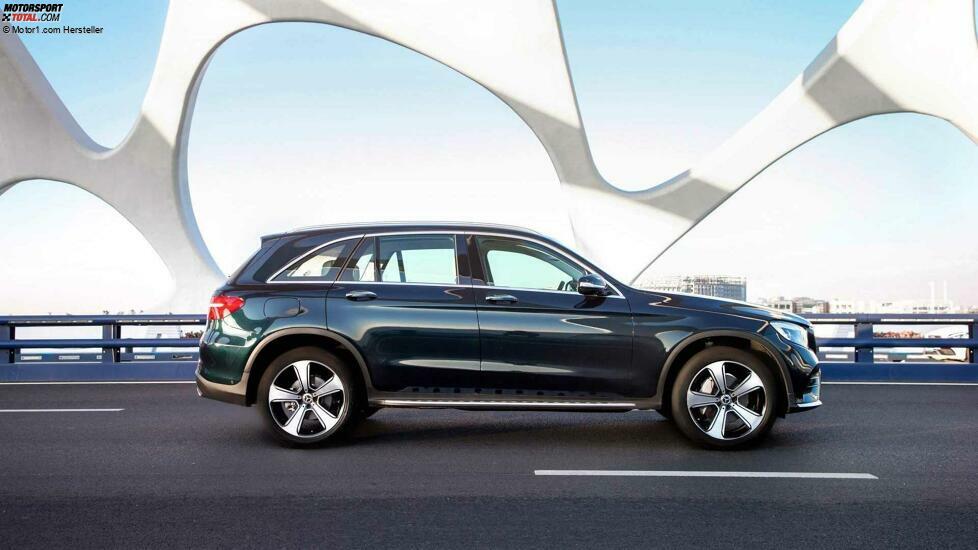 Als Antwort auf den Audi Q5L hat Mercedes-Benz in China frühzeitig den GLC L auf den Markt gebracht.
Um den Wünschen der Nutzer in diesem Markt gerecht zu werden, misst er 4,76 Meter statt der 4,66 Meter des europäischen GLC und gewinnt 10 Zentimeter im Radstand.
Und das in einer Baureihe, die aus den Versionen 200 4MATIC (184 PS), 250 4MATIC (211 PS) und 300 4MATIC (245 PS) besteht.