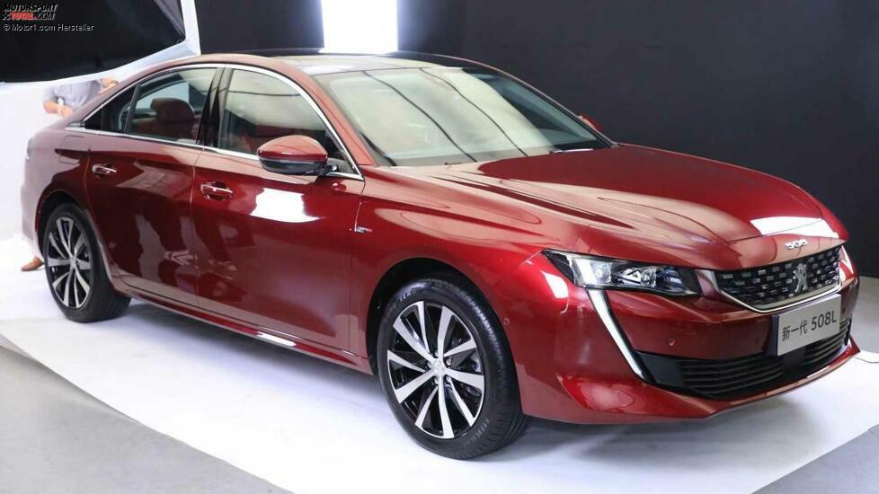 Der aktuelle Peugeot 508 ist uns schon immer als ein sehr elegantes, attraktives und wohlproportioniertes Modell aufgefallen. Deshalb sind wir von diesem Längenwachstum besonders überrascht.
Denn der 508L vergrößert seinen Radstand um 55 Millimeter (2,85 Meter) und seine Länge um 100 Millimeter (insgesamt 4,86 Meter).
Seltsam wird es aber am Heck, wo die Heckklappe des europäischen Modells dem für die klassische Stufenheck-Limousinen typischen Kofferraumdeckel weicht. Der lange 508 ist übrigens auch Grundlage für den DS 9.