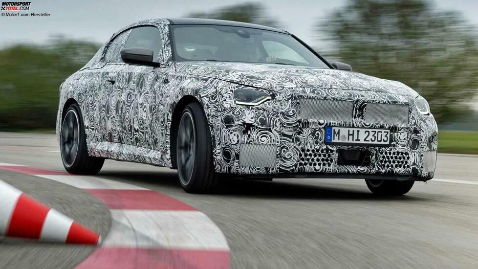 Keine große Niere und Hinterradantrieb, aber auch Allrad: Das neue 2er Coupé soll die fahraktiven BMW-Fans mit der Marke versöhnen. Optisch zitiert der kompakte Zweitürer den legendären 02, im vorläufigen Spitzenmodell M240i xDrive gibt es einen Sechszylinder.
Unser Fazit nach einer ersten Fahrt im Prototypen: BMW hat ein Auto für die Fans auf die Räder gestellt hat. Vielleicht kommt nicht jeder mit BMWs derzeitigem, etwas hyperaktiven Performance-Ansatz zurecht.
Das ändert aber nichts daran, dass der neue 2er eine hervorragend motorisierte, fantastisch gefederte Fahrmaschine mit dem Antrieb auf der richtigen Seite ist. Schön, dass BMW den Mumm hat, ein solches Auto auch weiterhin anzubieten.