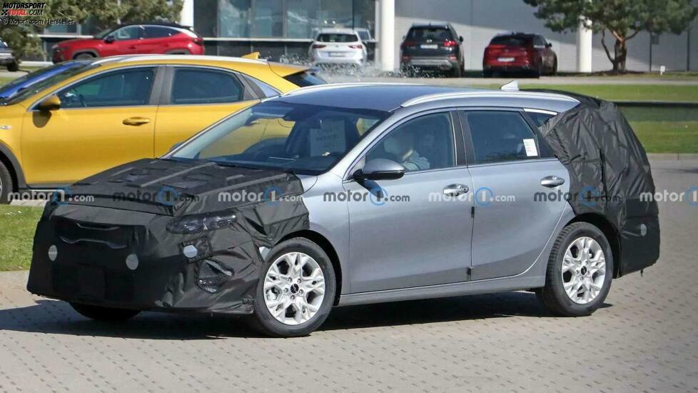 Pünktlich zur Mitte des Modellzyklus verpasst Kia dem Ceed ein Facelift, welches aber moderat ausfallen dürfte. 
Bereits erneuert wurde die Motorenpalette unter die Haube der Ceed-Familie. Die wichtigste Neuerung laut Kia ist ein 1,5-Liter-Turbobenziner, der den bisherigen 1.4 T-GDI ablöst und als erster Benziner im Ceed-Quartett mit einem Mildhybridsystem angeboten wird. Die 48-Volt-Elektrounterstützung ist für die Ausführungen mit Sieben-Stufen-Doppelkupplungsgetriebe optional erhältlich.
Der 160 PS starke 1.5 T-GDI soll bei einer besseren Leistungsausbeute (das Vorgänger-Aggregat leistete 140 PS) gleichzeitig effizienter und dynamischer sein. Er steht für alle vier Varianten der Ceed-Familie zur Verfügung: den Ceed, den Kombi namens Ceed Sportswagon, den Crossover XCeed und den Shooting Brake mit dem Namen ProCeed.
Ausgebaut wird außerdem die Mildhybridpalette der Kompaktwagenfamilie. Durch ein breiteres Angebot des 1.6 CRDi, der nun serienmäßig mit 48-Volt-Technologie ausgestattet ist.