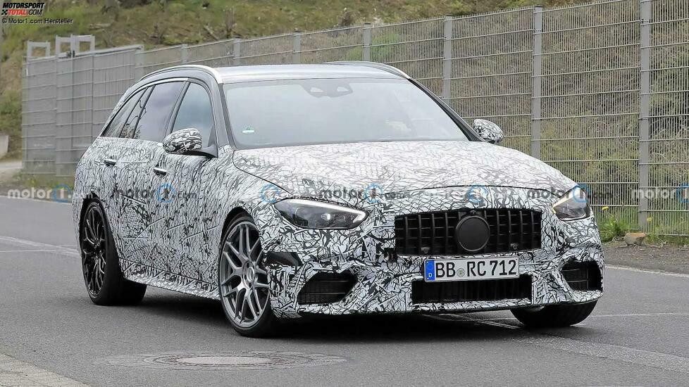 Die neue Mercedes C-Klasse ist bereits bekannt, doch die Topversion fehlt noch. Fans des AMG C 63 müssen tapfer sein, denn man schwenkt vom V8 zu einem Vierzylinder um.
Parallel zur Entwicklung der Achtzylinder-Hybridantriebe arbeitet AMG auch an einem Set-up mit dem 2,0-Liter-Vierzylinder-Benziner (M 139). Bisher quer unter die Haube gesteckt wird das Aggregat in den E-Performance-Varianten nun längs platziert, tiergreifend überarbeitet und noch einmal verbessert. 
In Zahlen bedeutet dies, dass mittels neuem elektrischen Abgasturbolader bis zu 450 PS (330 kW) aus dem Vierzylinder gequetscht werden können.
Kombiniert wird das Ganze dann mit einem Elektromotor, der 204 PS (150 kW) entwickeln kann. Damit dürfte der V8 auf kurz oder lang selbst aus den aktuell potentesten AMG-Modellen verschwinden. Bestätigt hat Mercedes-AMG ja bereits, dass die nächste Generation des C 63 genau diesen Antriebsstrang erhalten wird.