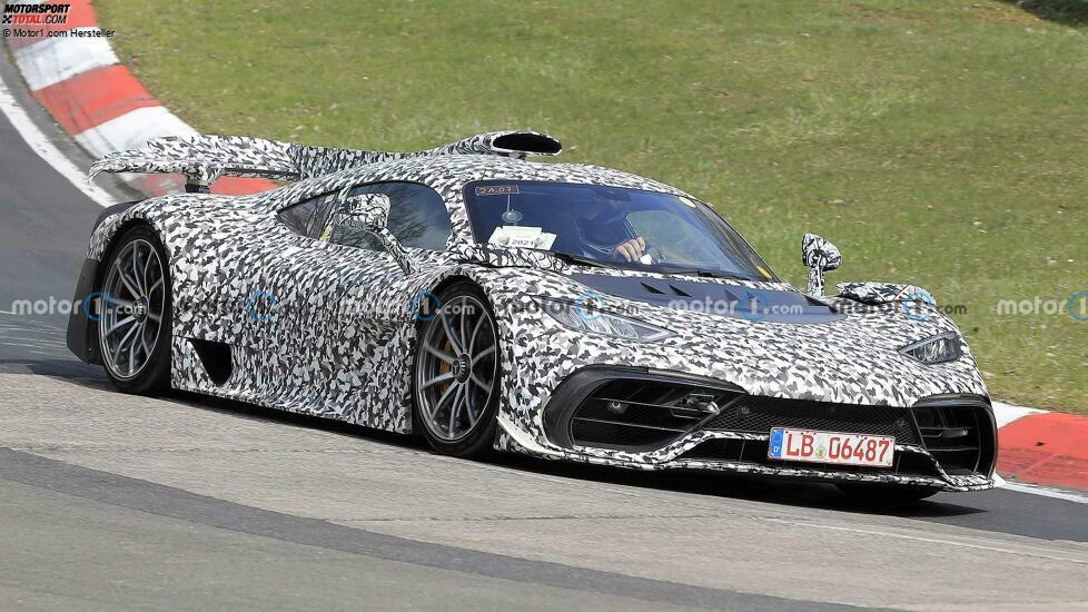 Der Mercedes-AMG One nutzt einen 1,6-Liter-V6-Turbo und insgesamt vier Elektromotoren. Er soll mehr als 1.000 PS produzieren, wobei es Gerüchte gibt, die von 1.200 PS sprechen.
Der hochkomplexe Formel-1-Antriebsstrang ist auch der Grund für die Auslieferungsverzögerungen beim AMG-Hypercar. Um die immer strikter werdenden Emissions-Regularien zu erfüllen, waren permanent Anpassungen nötig. Es gab bereits Gerüchte, die dem One eine schnellere Nordschleife-Zeit bescheinigen als dem Porsche 919 mit seiner Fabelzeit von 5:19,55 Minuten.
Mercedes-AMG wird nur 275 Einheiten des One herstellen. Trotz eines Preises von etwa 2,5 Millionen Euro sind alle Exemplare längst verkauft.