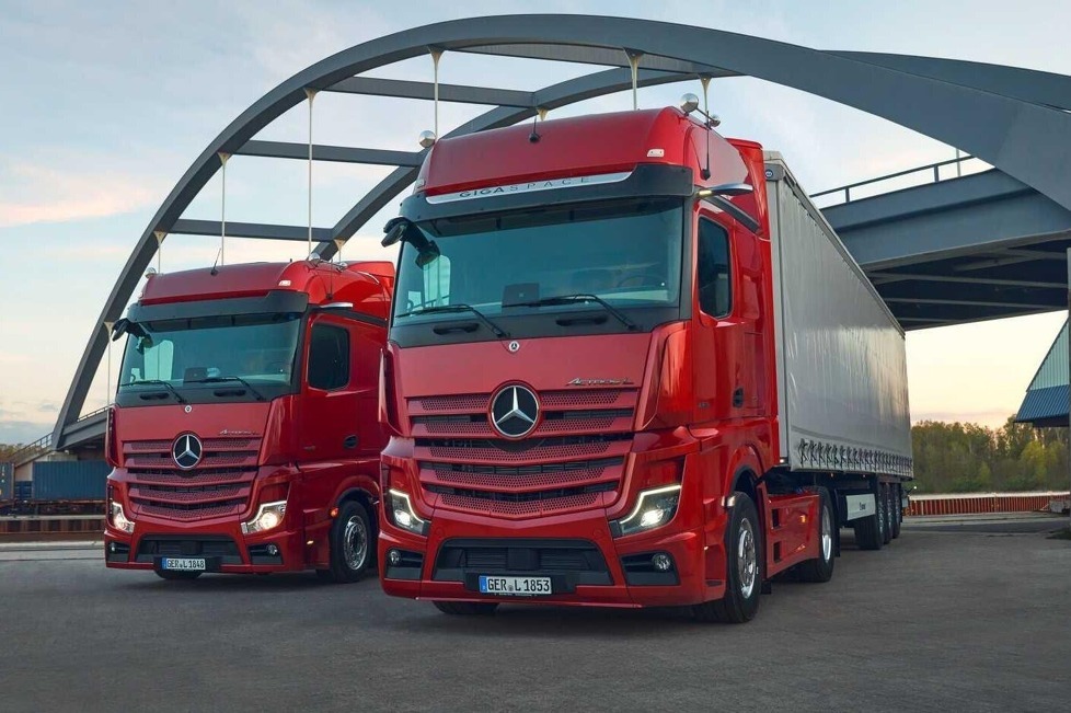 Der Actros L als größtes und hochwertigstes Serienmodell der Baureihe soll entspanntes Fahren, komfortables Wohnen und effizientes Arbeiten bieten