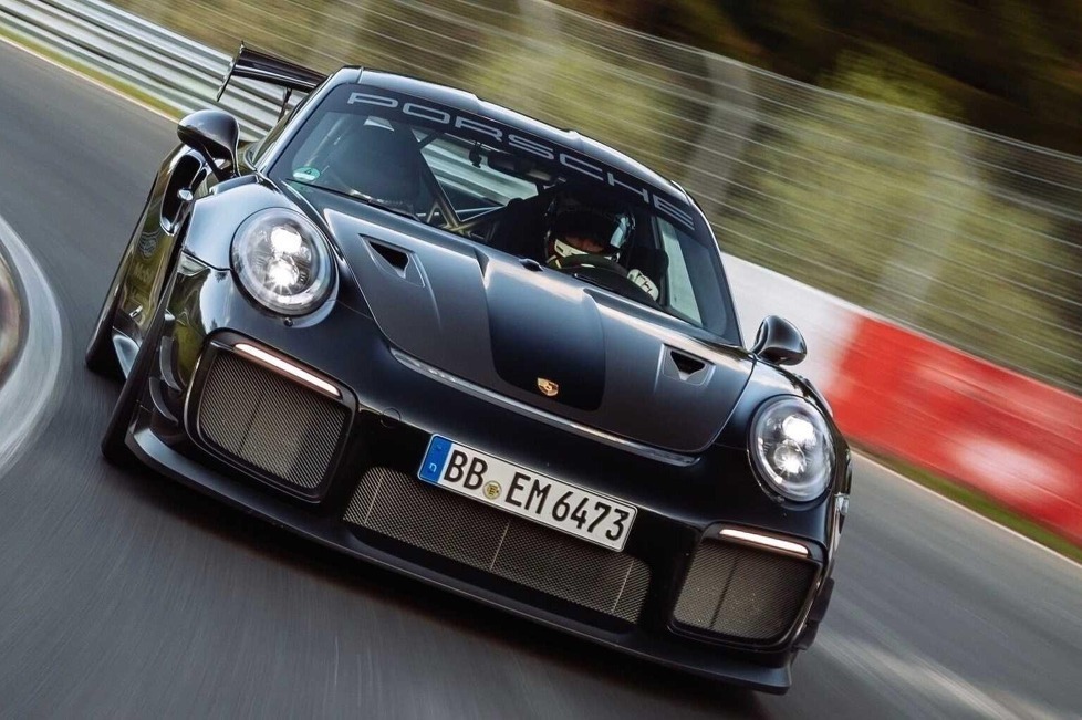 Porsche hat einen neuen Rekord für straßenzugelassene Seriensportwagen auf der 20,8 Kilometer langen Nürburgring-Nordschleife aufgestellt