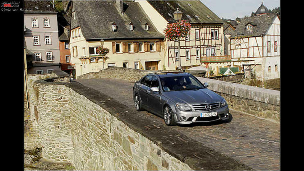 In der Basisversion kostet die AMG-Limousine 67.235 Euro