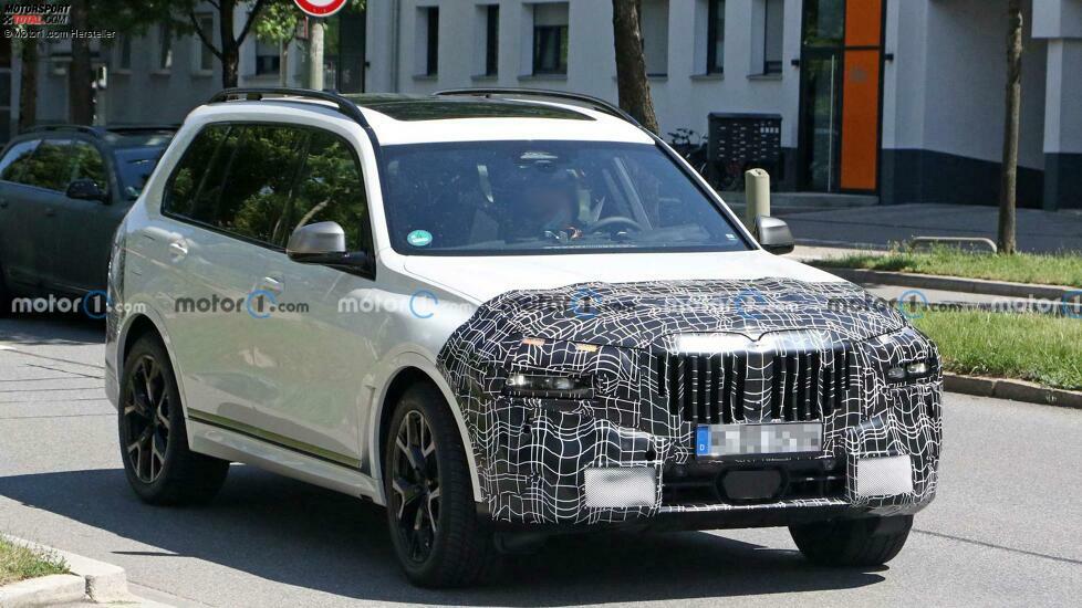 BMW X7 Facelift (2022) mit geteilten Scheinwerfern erwischt