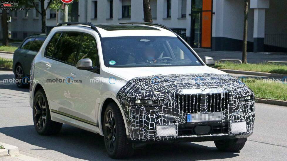 BMW X7 Facelift (2022) mit geteilten Scheinwerfern erwischt