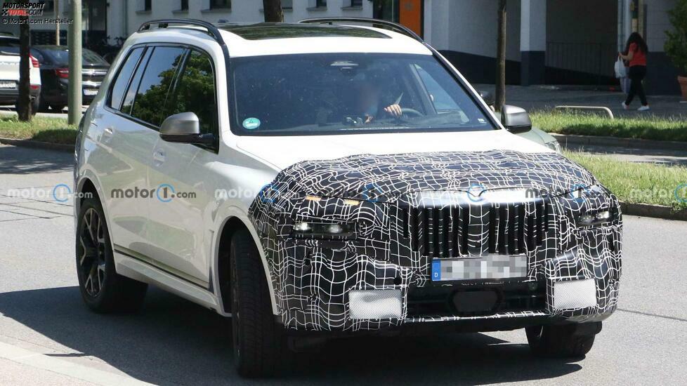 BMW X7 Facelift (2022) mit geteilten Scheinwerfern erwischt