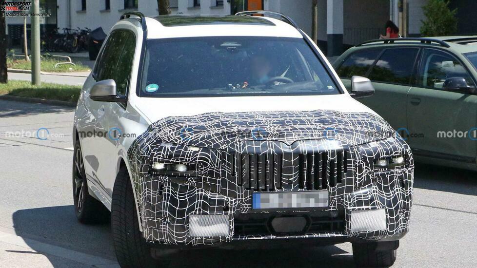 BMW X7 Facelift (2022) mit geteilten Scheinwerfern erwischt