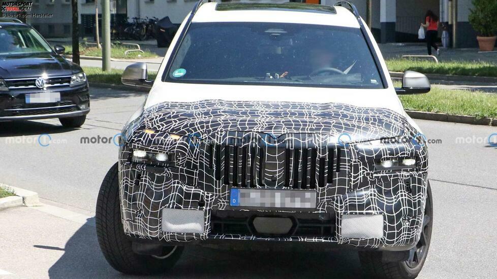 BMW X7 Facelift (2022) mit geteilten Scheinwerfern erwischt